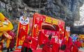 (新春走基层)桂林千年象山酒窖开窖 民众“大象肚里”提佳酿