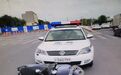 男子将私家车改为白色警车,与电动车剐碰后被识破