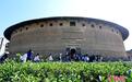 福建华安大地土楼群引游人