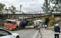 西昌一铁路桥受损有货车被压:无人员伤亡,已交通管制 原因正在调查