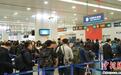 外国游客“中国行”热情高涨 上海浦东国际机场口岸外国人入境忙