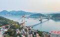 世界最大跨径独柱式三塔空间缆悬索桥——广西苍容浔江大桥合龙