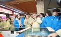 上海高校有个“新农班”,开学第一课在水产品市场分析鱼虾价格