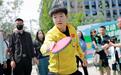孙颖莎、王楚钦等国乒健儿走进城东体育公园与成都市民互动,向劳动者致敬