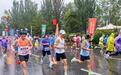 西宁半程马拉松赛雨中开跑 青海运动员马文良斩获冠军