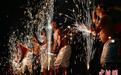 福建莆田:民众“冲花”祈福