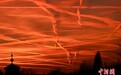 德国柏林夕阳唯美 空中航迹云纵横交错