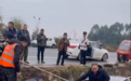 男子开奔驰车冲进鱼塘,众人用长竹竿将他救出 交警介入调查