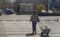 银川一过街斑马线装U型护栏,安全隐患一“挡”了之?