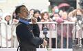 “鸡排哥”李俊永杭州“巡炸”,民众排百米长队品尝