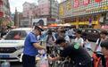 广西柳州城管在打卡点“出摊”设便民服务点
