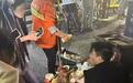 旅客在网红打卡地遗失相机,民警追踪垃圾桶找到相机,还有小惊喜