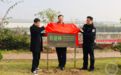 挥锹铲土!30余名志愿者合力种下友谊之树