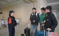 (新春走基层)“00后”国门女警花的首个春运:高铁站里架起跨国友谊桥