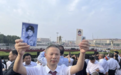 泪目!他带着家中两代遗照,前来观礼……