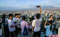 乌鲁木齐:夕阳暮色下的山顶音乐会举办