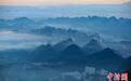 贵州六盘水雨后放晴:青山楼宇间云雾蒸腾