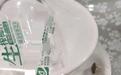 网友称未拆封一次性餐具内有蟑螂乱爬,生产厂家回应