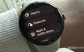 谷歌 Pixel Watch 4 升级 WearOS 6.1,拇指食指碰下就能接电话