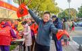 武汉江滩连续第12年向市民送春联