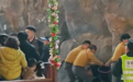 杭州野生动物园动物表演黑熊突袭饲养员,被工作人员分开 观众:离得比较远,表演被取消
