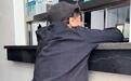 上海一社区卫生院现“丁义珍式”窗口,老人半跪着挂号沟通