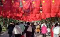 太阳岛上人气爆棚!巨型国旗成全家福打卡点,水阁云天外红歌引游人驻足