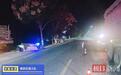 两车相撞原木撒满国道,随州交警半小时清障抢通