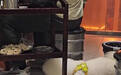 衡阳一烤肉店内宠物狗偷吃顾客盘中生肉,商家:绝不逃避责任,涉事店铺停业整改,餐具已销毁并更新