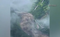 尼泊尔泥石流灾害现场:村庄几秒被淹没,老人满身淤泥被救出,幸存者屋顶困守4小时