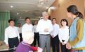 江西省委书记来到养老服务中心,打开后厨食物储藏柜仔细查看,询问伙食情况,与老人们拉家常