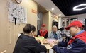 武汉“敬老爱老线”公交驾驶员将敬老服务送到百姓家