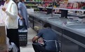鱼丸等冻品掉地上,用簸箕清扫倒进冰柜;超市:未销售,已销毁,批评教育员工并道歉;江苏泰兴市监局介入调查