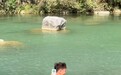 大学生玩桨板手机不慎落水,景区工作人员连续两天下水打捞最终找到,当事人:手机目前还能正常使用,为景区点赞