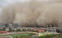 新疆多地遭遇强沙尘暴,数十米高沙墙扑面而来,“天瞬间就黑了”,多趟列车受影响晚点或停运