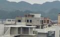 安顺紫云县一小区多栋住宅顶楼现“楼上楼”,城市管理局工作人员:已制止加盖行为,如确认是违建会拆除