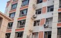 内蒙古通辽一小区车库煤气爆炸,多家住户玻璃震碎车辆受损,一老太太遛弯时被炸倒在地,两名伤者送医