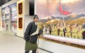 七旬藏族老人拄拐祭奠英烈:“没有他们,就没有今天的好日子!”