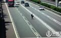为拿3箱柚子 男子跨越高速8车道来回穿梭