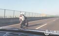太危险了!电动车闯高速路 时速达120公里