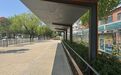 北京一小学门口“一根杆长椅”火出圈!背后藏着什么秘密