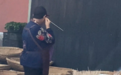 员工用串串签掏耳屎又扔回盆里,市监局回应
