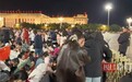 晚上7点半就开始提前排队!第一批进入天安门广场等升旗的游客已经开始合唱国歌
