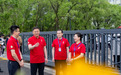 “书记,听说你是哈工大毕业的学霸”“谢谢,希望你考得更好”