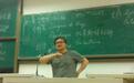 实探刘欢曾授课的对外经贸大学阶梯教室:吉克隽逸曾在此和300多名学生一起听课,得知刘欢老师去世后该校有学生播放《我和你》,言语间满是惋惜