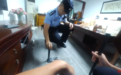 六旬大妈遭“客服”电诈,手机黑屏被远程操控正转账100多万!民警紧急拔卡砸机断网保住存款