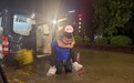 湖北暴雨致车辆涉水熄火,保险理赔人员蹚水救助被困车主