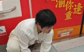 女孩地铁吐血默默用外套擦地:患罕见病8年,自力更生坚持公益