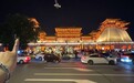 游客称打卡洛阳应天门时被一棵孤树遮挡,网友称“树比门早”,当地:树是百年古树,修建应天门时专门保留