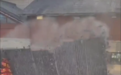 河北一建筑瓦片如瀑布般垮塌,当地:未造成人员伤亡
